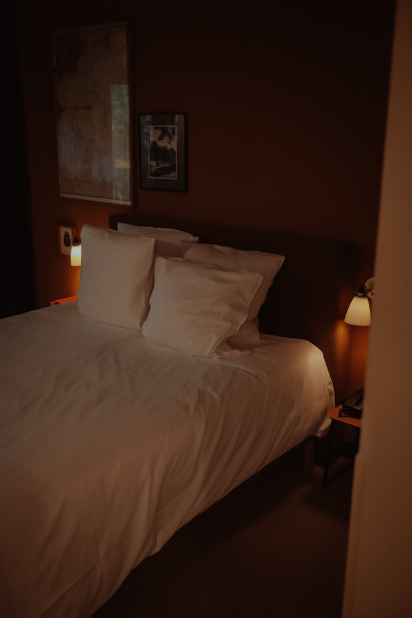 Bed in een hotelkamer van Le Barn