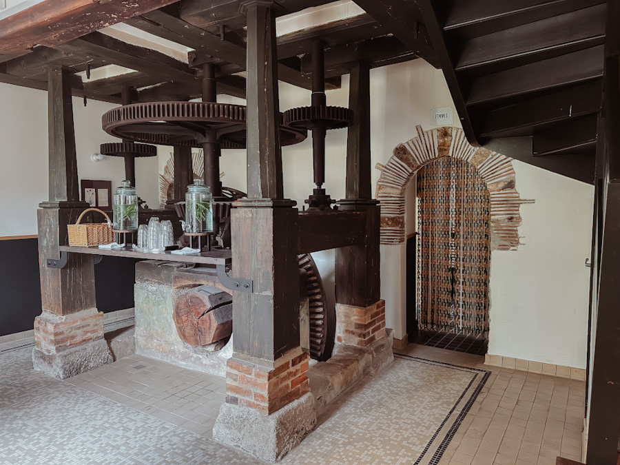 Oude moleninstallatie in het wellnessgebouw van Le Barn