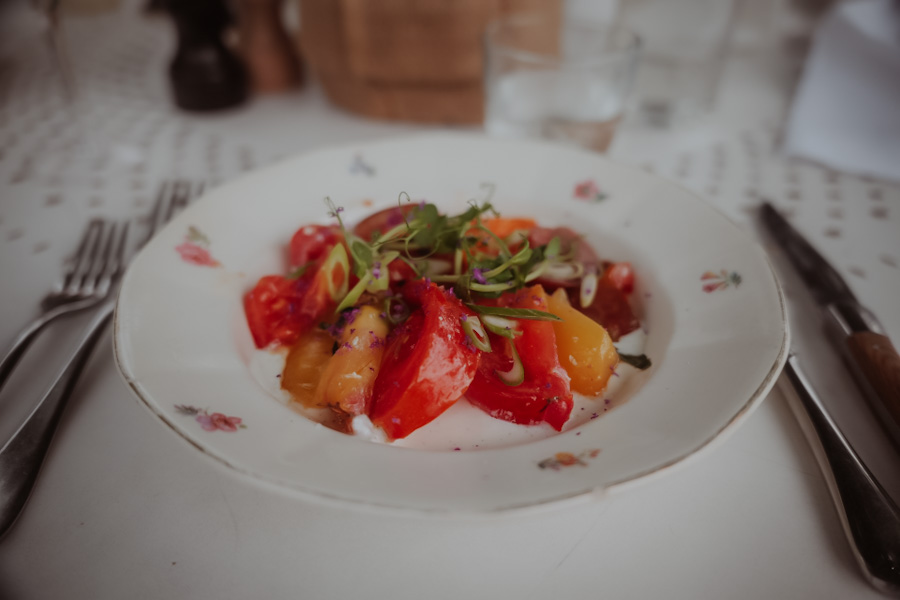 Gerecht met groenten in het restaurant van Le Barn