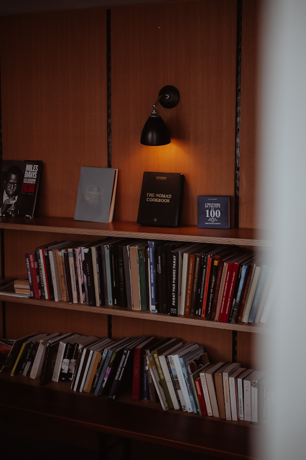 Boekenkast met boeken bij Le Barn