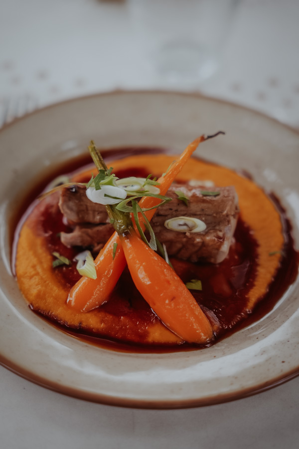 Hoofdgerecht met groenten in het restaurant van Le Barn