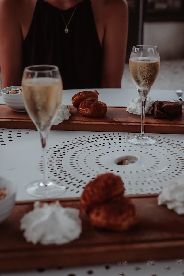 Dessert met slagroom in het restaurant van Le Barn
