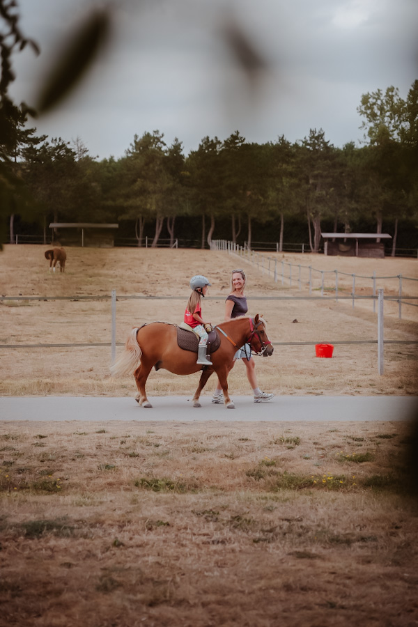 Kind op een pony bij Haras de La Cense