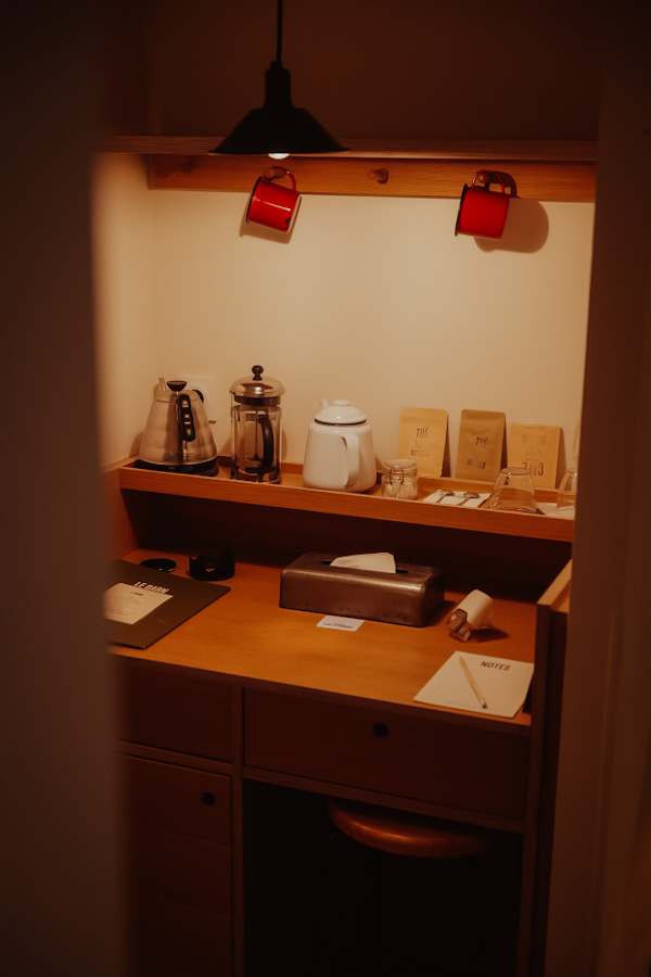 Koffiehoek met koffiezetapparaat in een kamer van Le Barn
