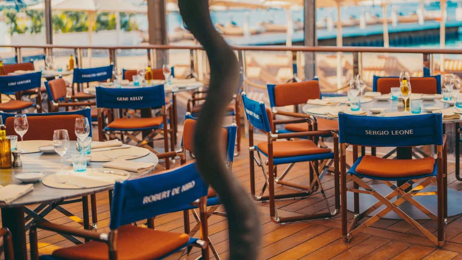 Terras van La Plage du Martinez aan het strand van Cannes