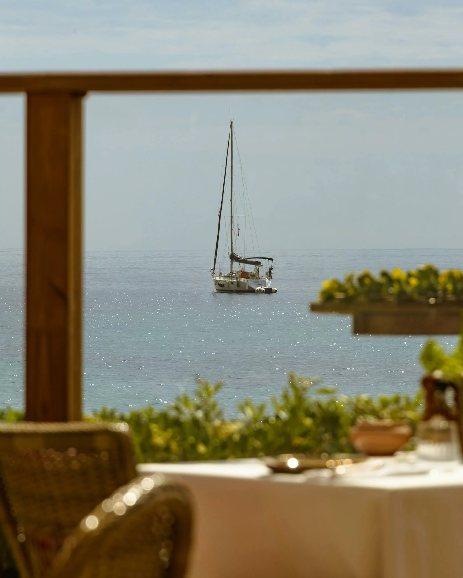 Tafel op het terras van Jardin Tropezina met uitzicht op de Middellandse Zee