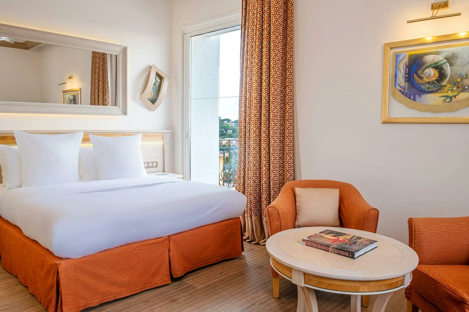 Lichte kamer met zithoek en balkon bij Château de la Messardière