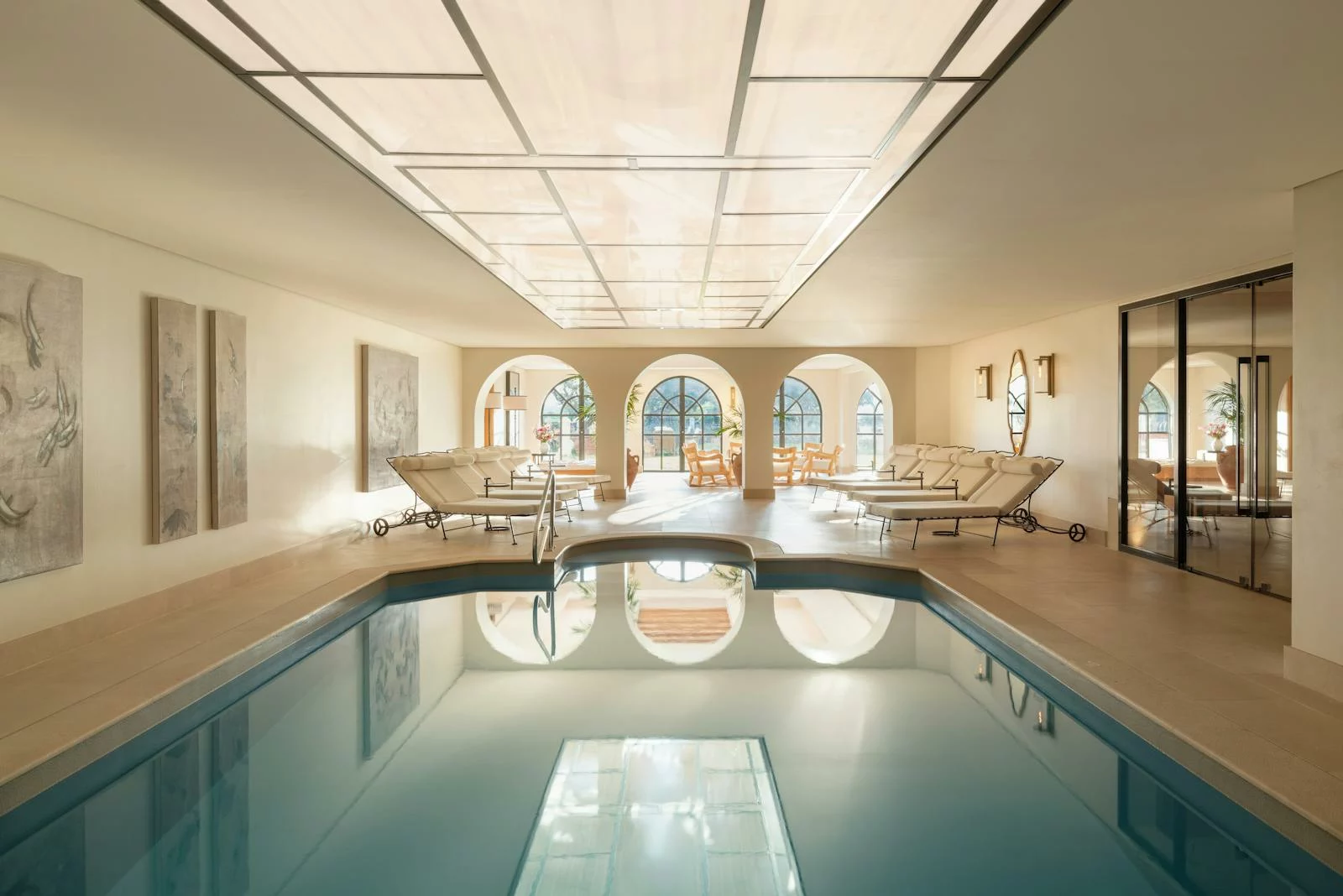 Binnenzwembad met boogramen in de Airelles Spa van Château de la Messardière