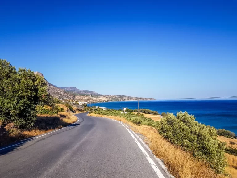 Kustweg op Kreta met uitzicht op zee