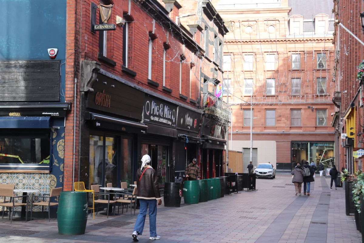 Pubs en terrassen langs een autovrij steegje in Belfast