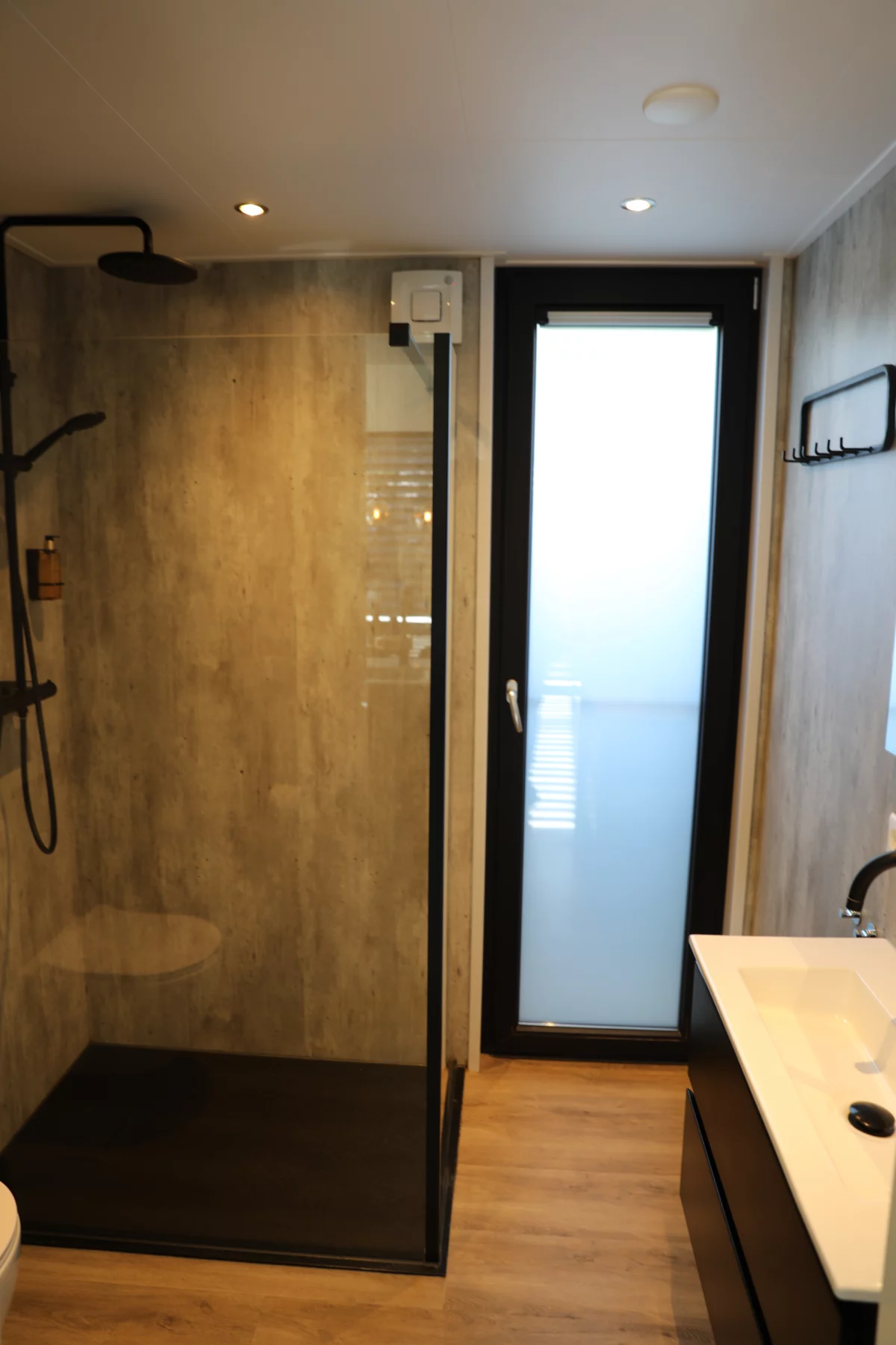 Badkamer met douche en houten afwerking in de lodge op Soof Heuvelrug
