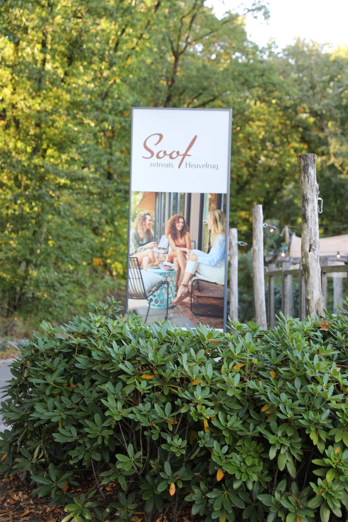 Bord bij Brasserie Soof tussen de beplanting