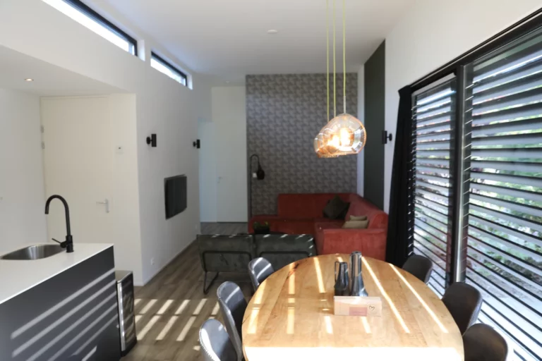 Open keuken met eettafel en zithoek op Soof Heuvelrug