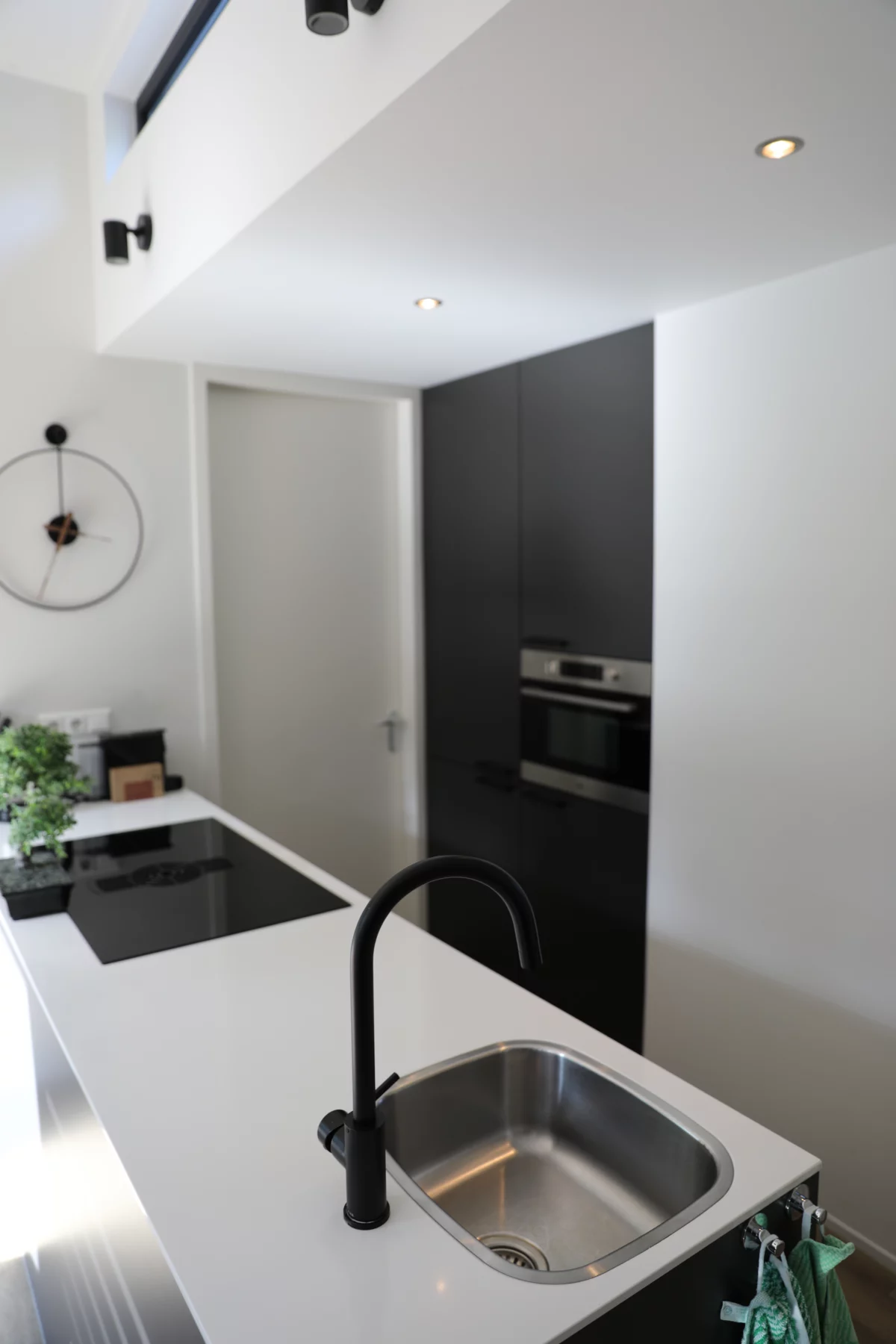 Keuken met oven en koffiehoek in de lodge op Soof Heuvelrug