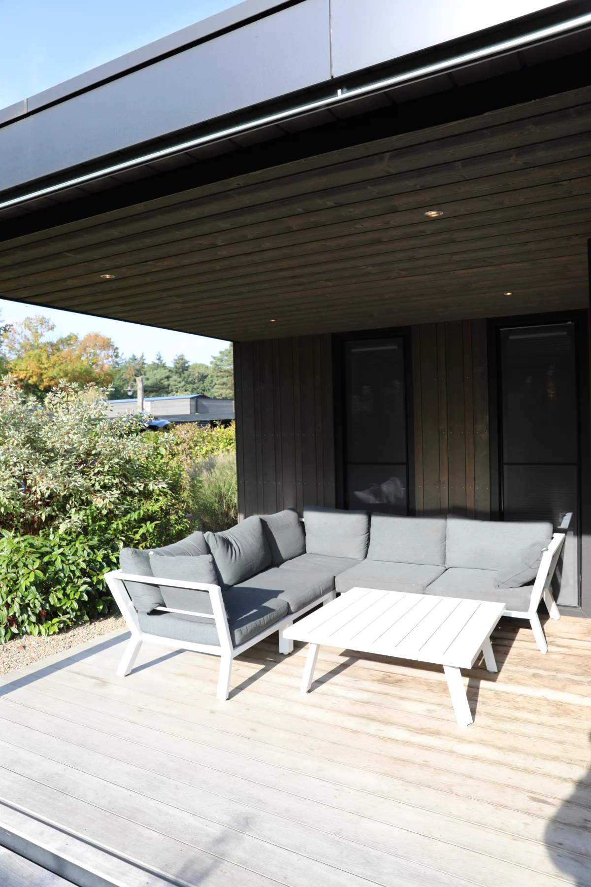 Overdekt terras met loungebank bij de lodge op Soof Heuvelrug