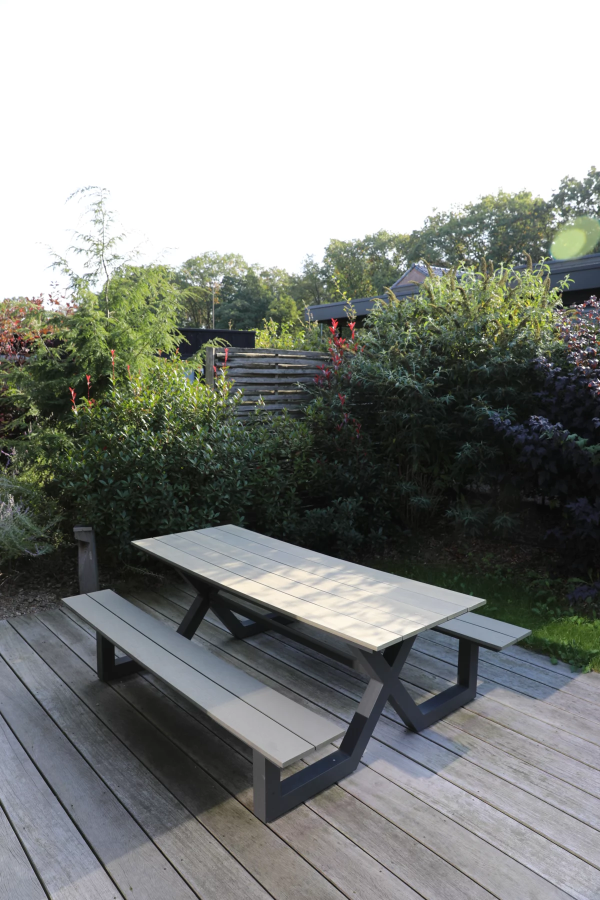 Picknicktafel op het terras bij de lodge op Soof Heuvelrug