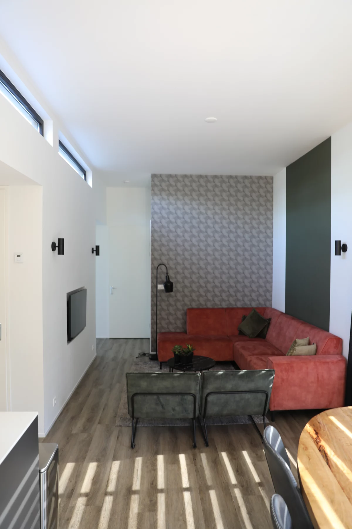 Zithoek met rode bank in de lodge op Soof Heuvelrug