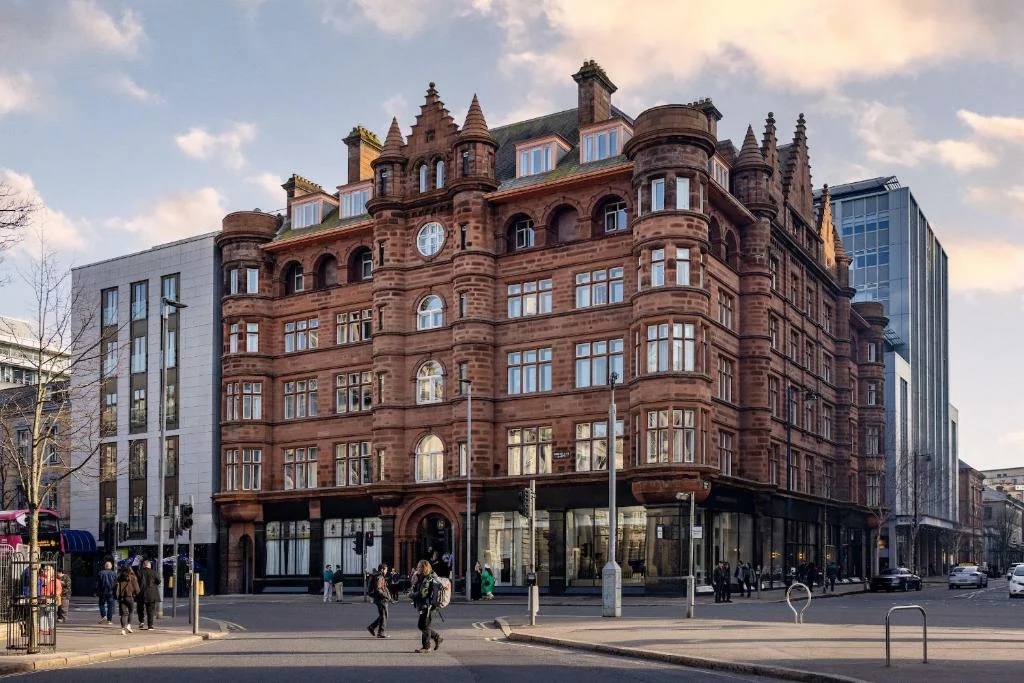 Historische gevel van The Bedford Hotel Belfast met torentjes en een klok