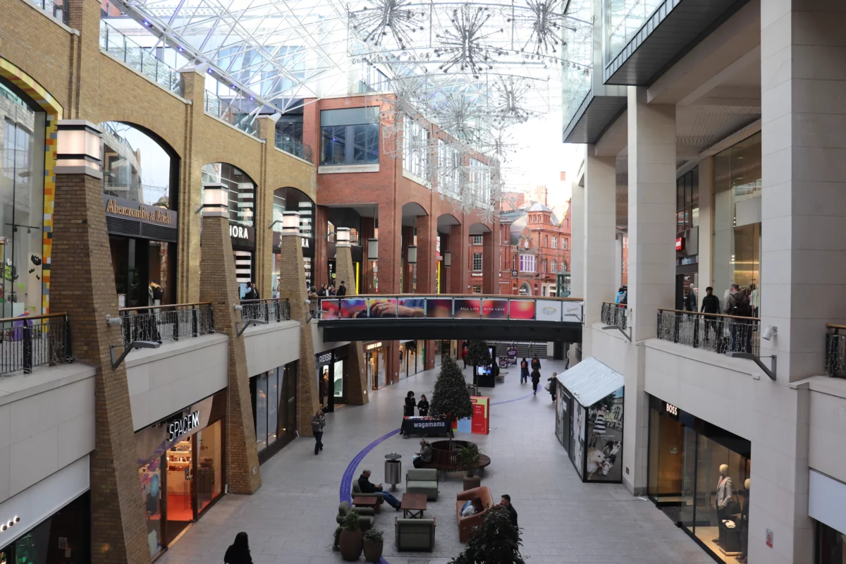 Winkels en loopbrug onder het glazen dak van Victoria Square in Belfast