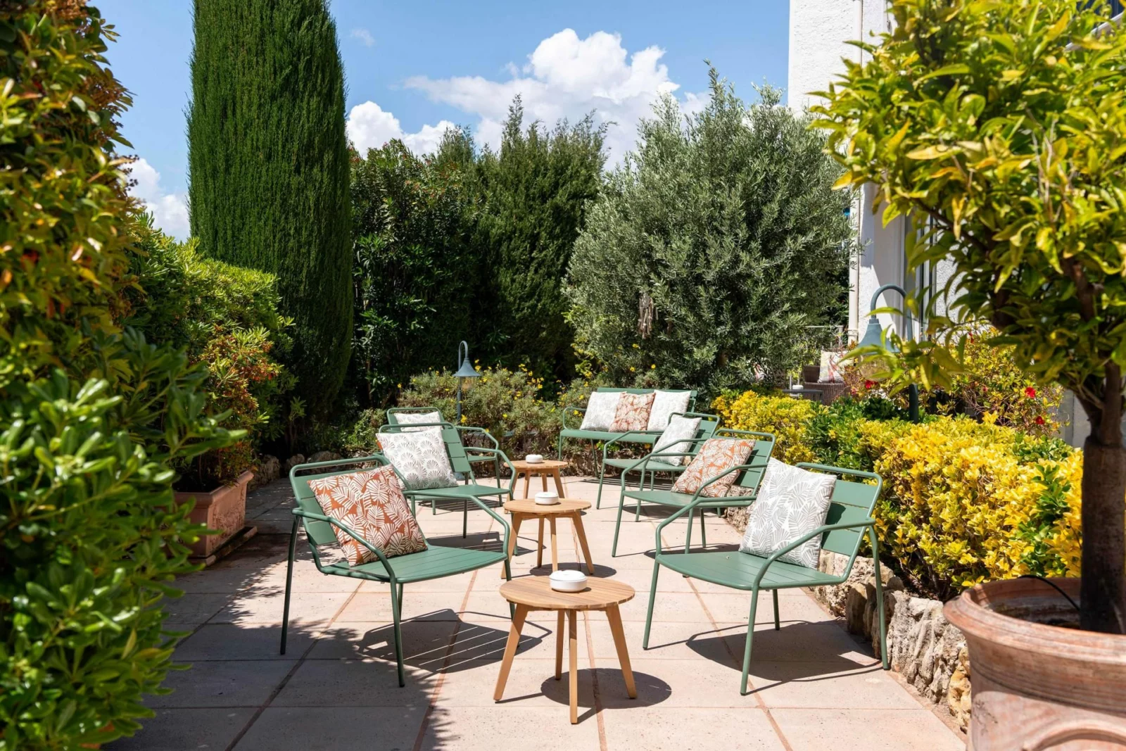 Zitjes tussen het groen in de tuin van La Villa Cannes Croisette